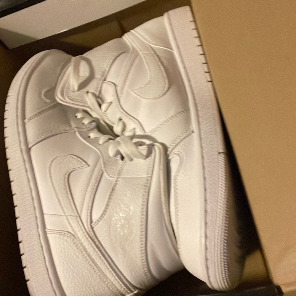 Air Jordan 1 mid triple whites size 10.5